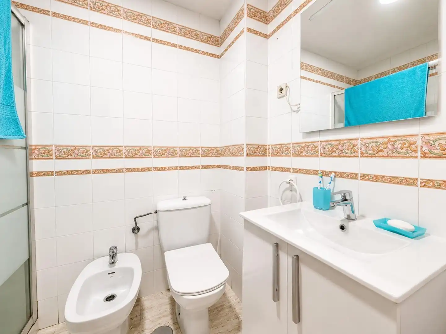 Bathroom of Apartments for sale in Torrevieja  with Furnished, Oven and Microwave