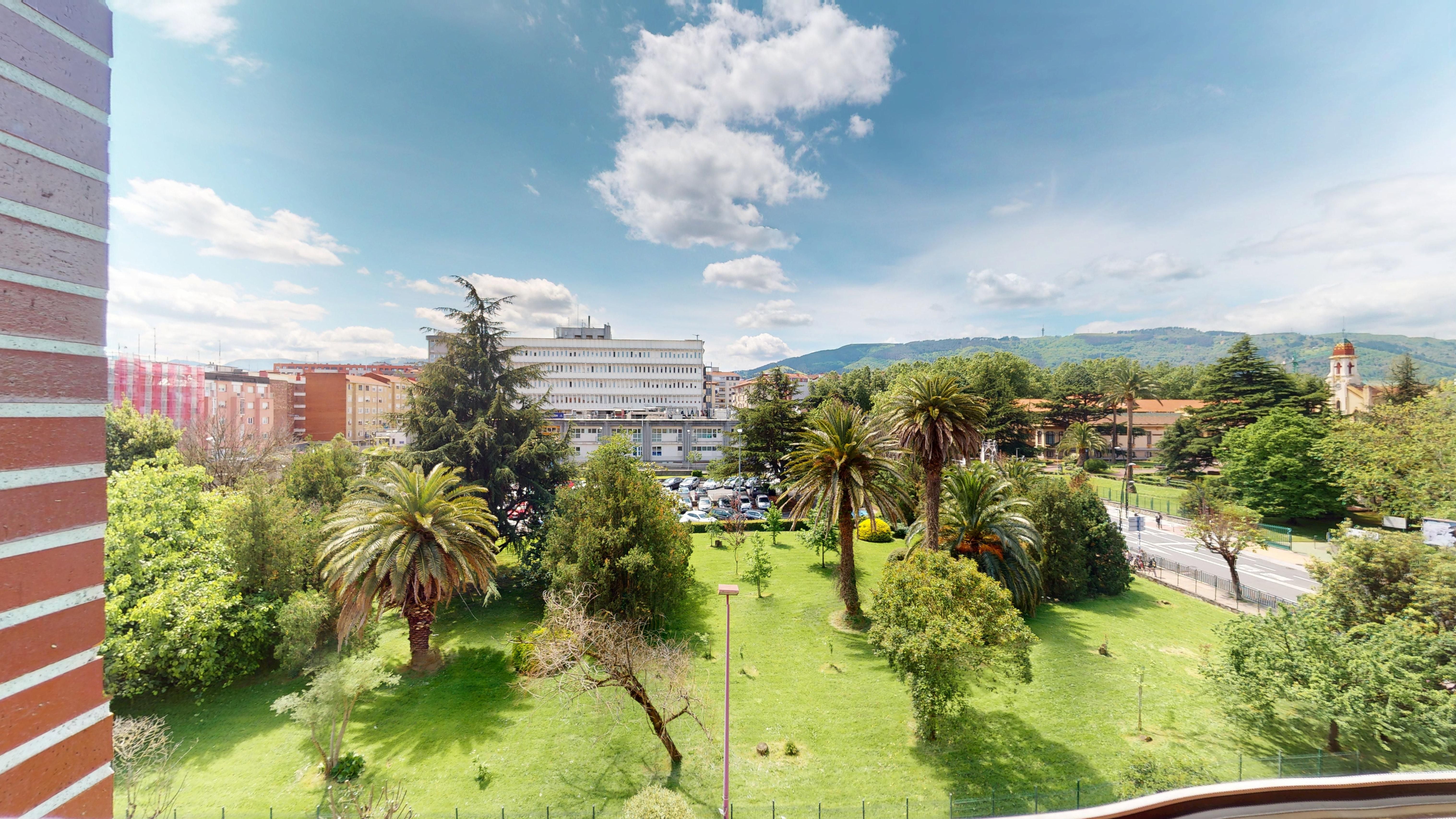 Jardín de Piso en venta en Barakaldo  con Calefacción y Trastero