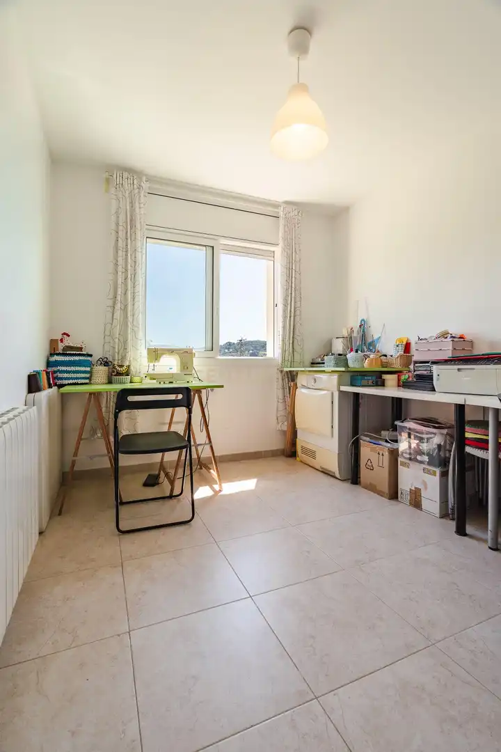 Terrasse von Einfamilien-Reihenhaus zum Verkauf in Vila-rodona mit Privatgarten und Ofen