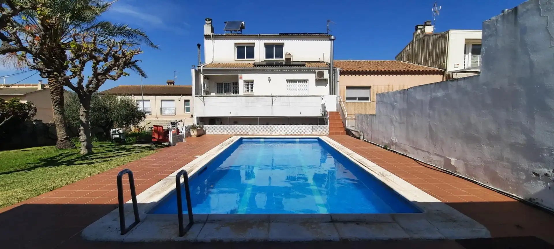 Schwimmbecken von Einfamilien-Reihenhaus zum Verkauf in Vilanova i la Geltrú mit Klimaanlage, Privatgarten und Terrasse