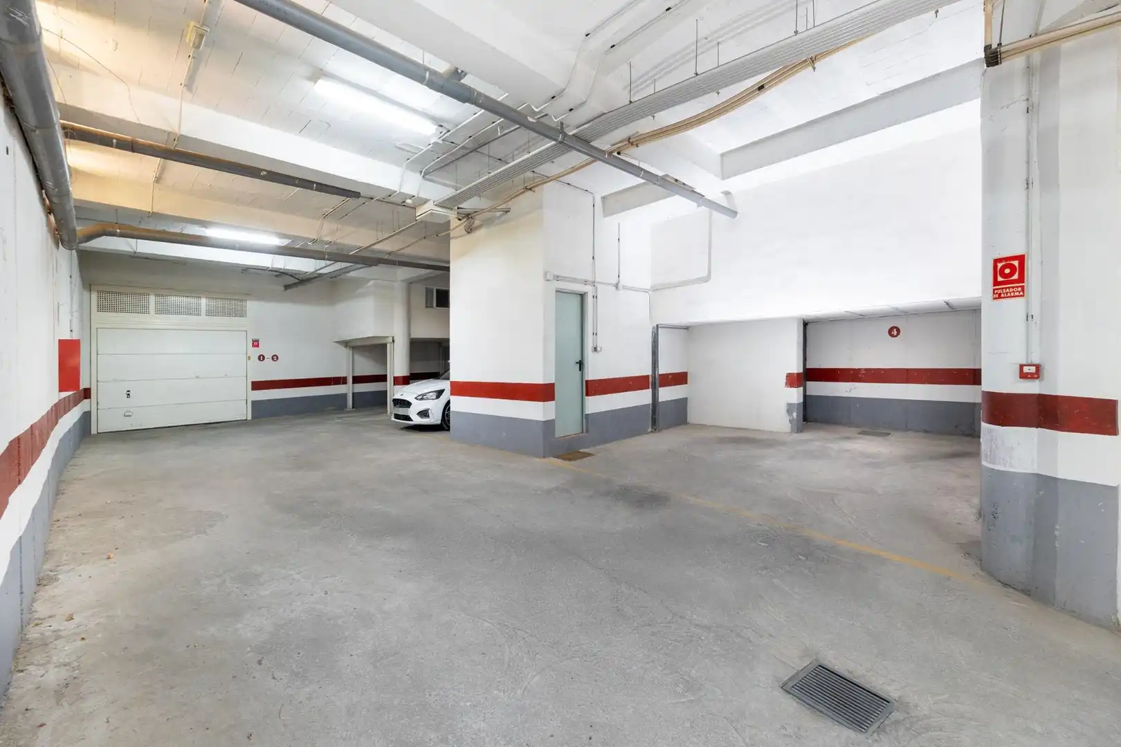 Parkplatz von Einfamilien-Reihenhaus zum Verkauf in Granada mit Klimaanlage, Heizung und Privatgarten