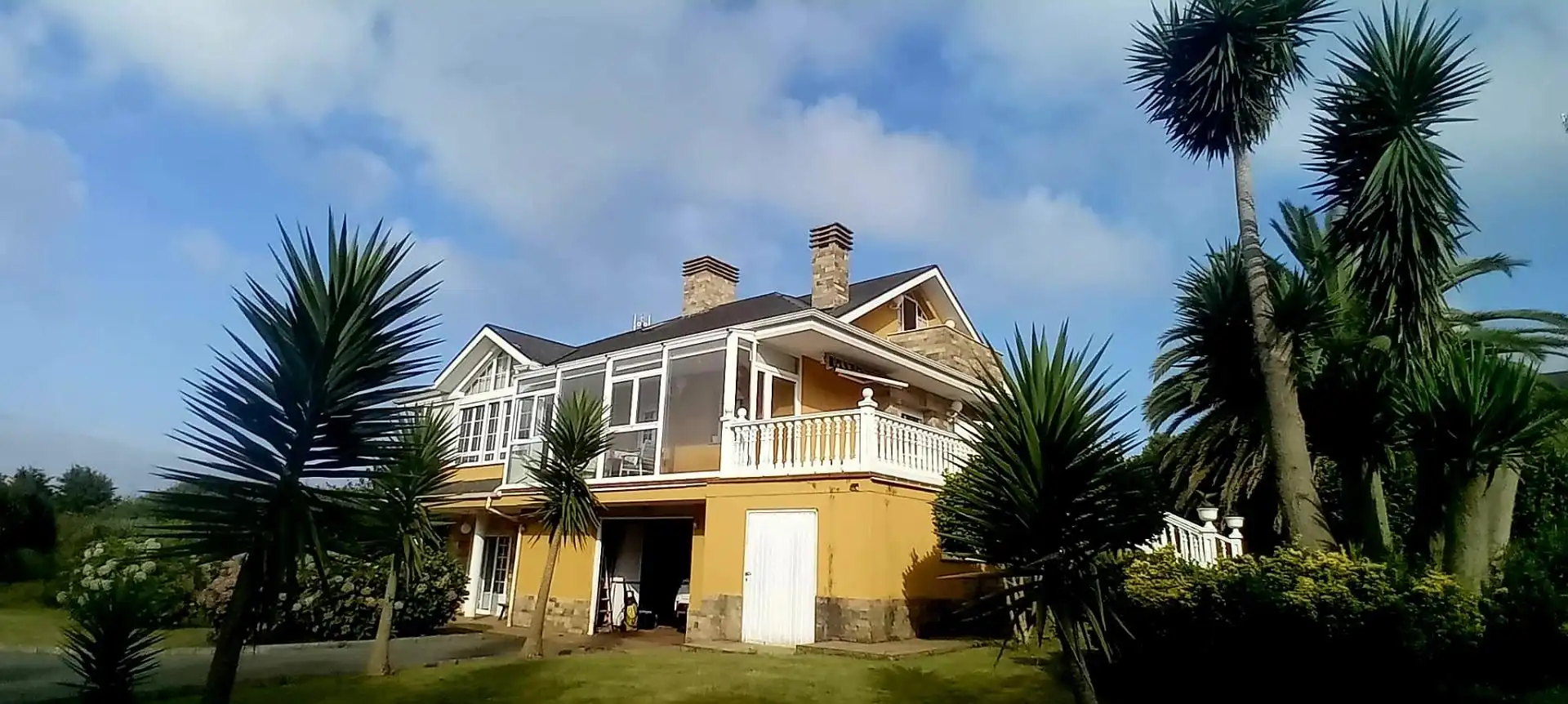 Vista exterior de Casa o chalet en venta en El Franco  con Calefacción, Jardín privado y Terraza