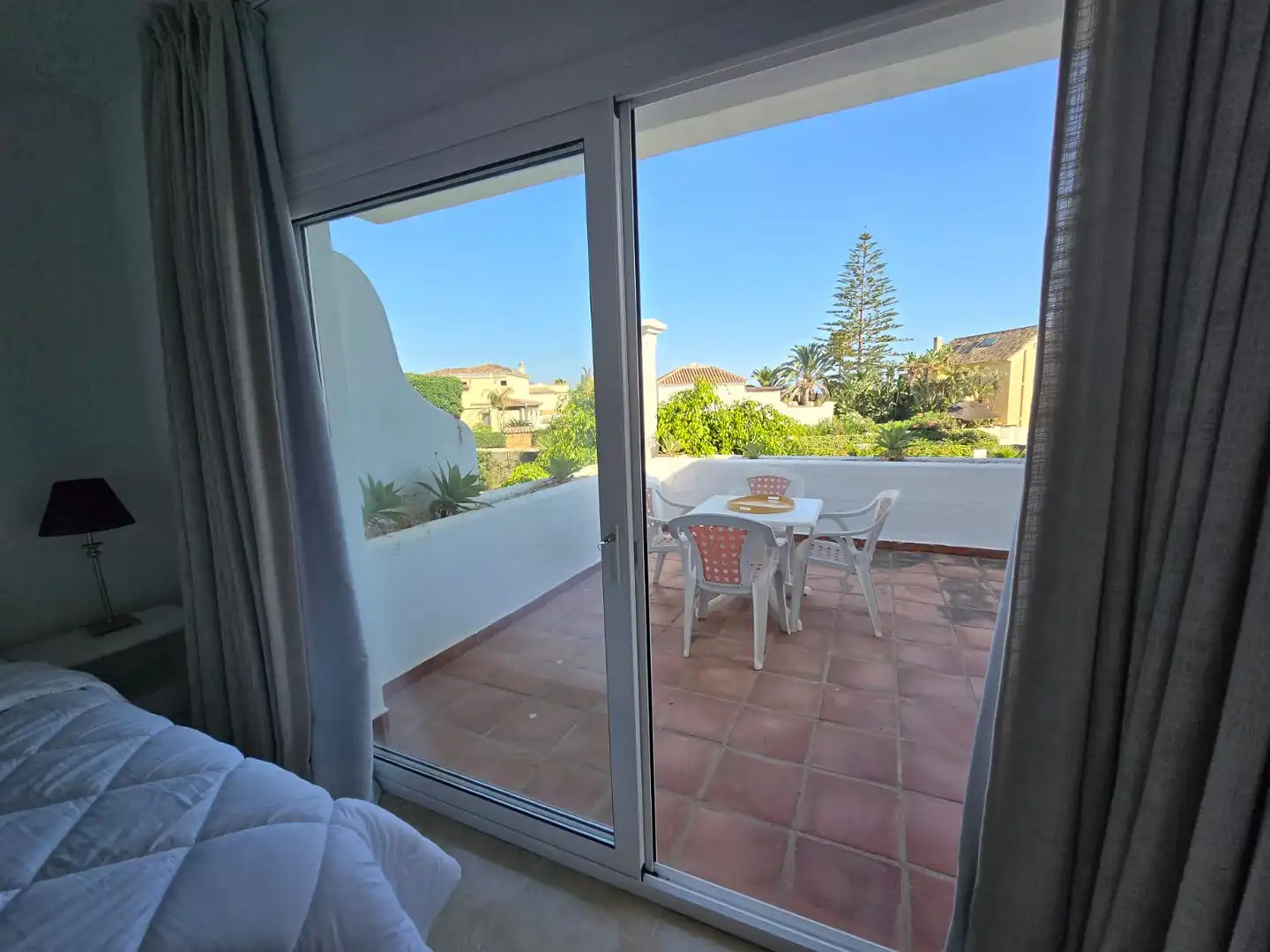 Dormitori de Casa adosada en venda en Marbella amb Aire condicionat, Terrassa i Moblat