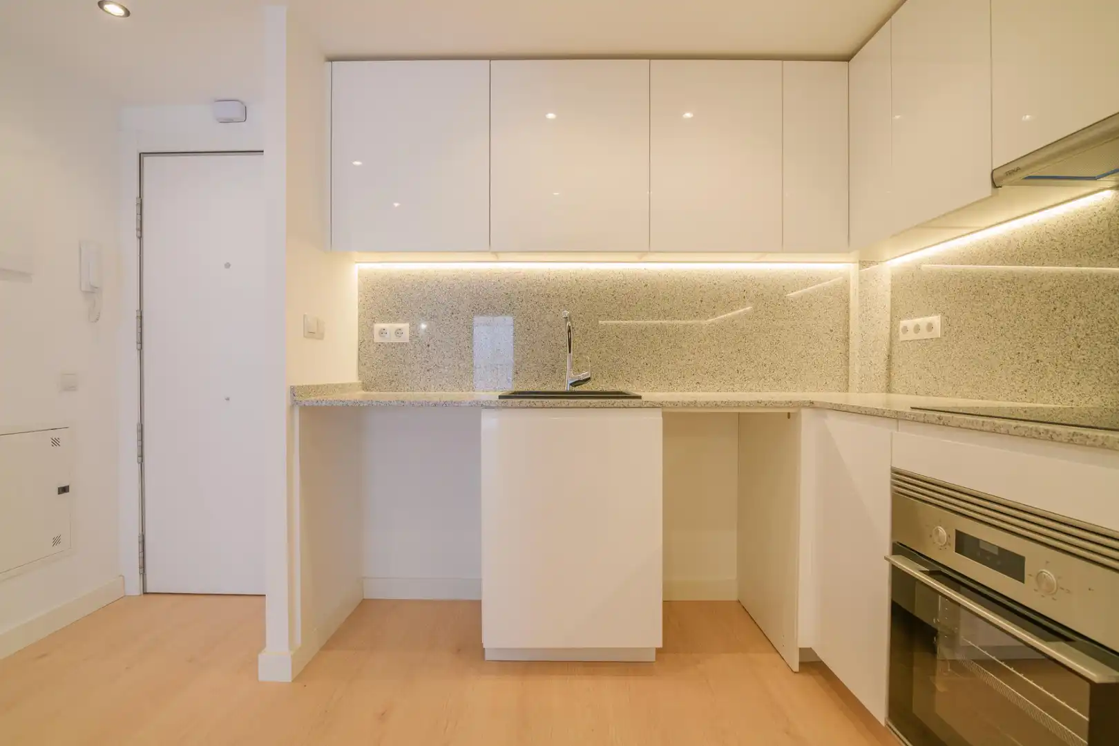 Flat with lift for sale in Carrer Victòria 95, imagen 2