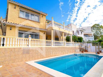 Vista exterior de Casa o xalet en venda en Rincón de la Victoria amb Aire condicionat, Terrassa i Piscina