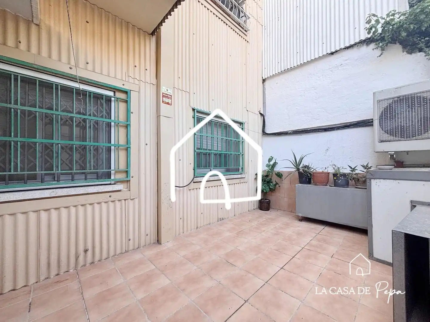 Vista exterior de Planta baixa en venda en Viladecans amb Calefacció, Terrassa i Alarma