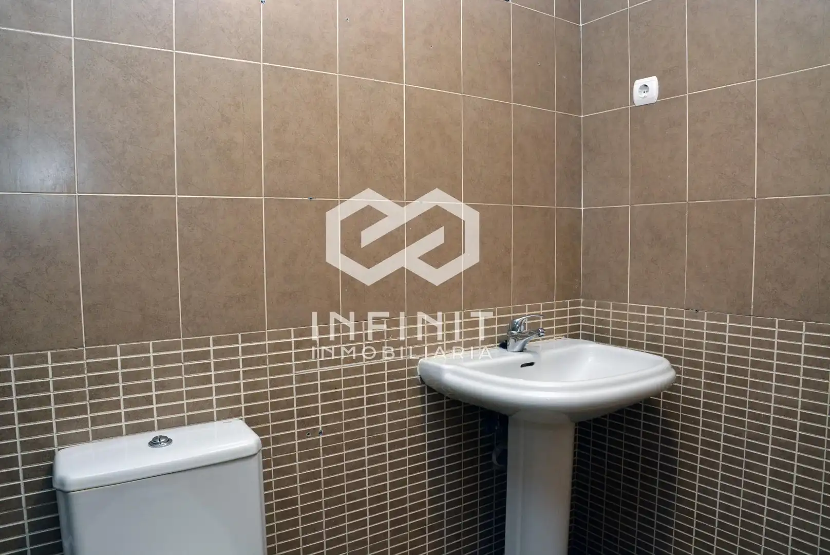 Baño de Piso en venta en Guadalajara con Calefacción, Terraza y Trastero