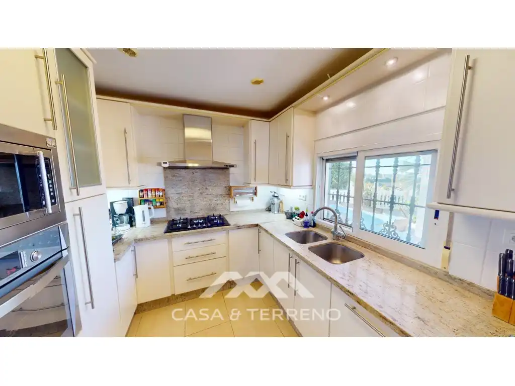 Cocina de Casa o chalet en venta en Vélez-Málaga con Jardín privado, Terraza y Piscina
