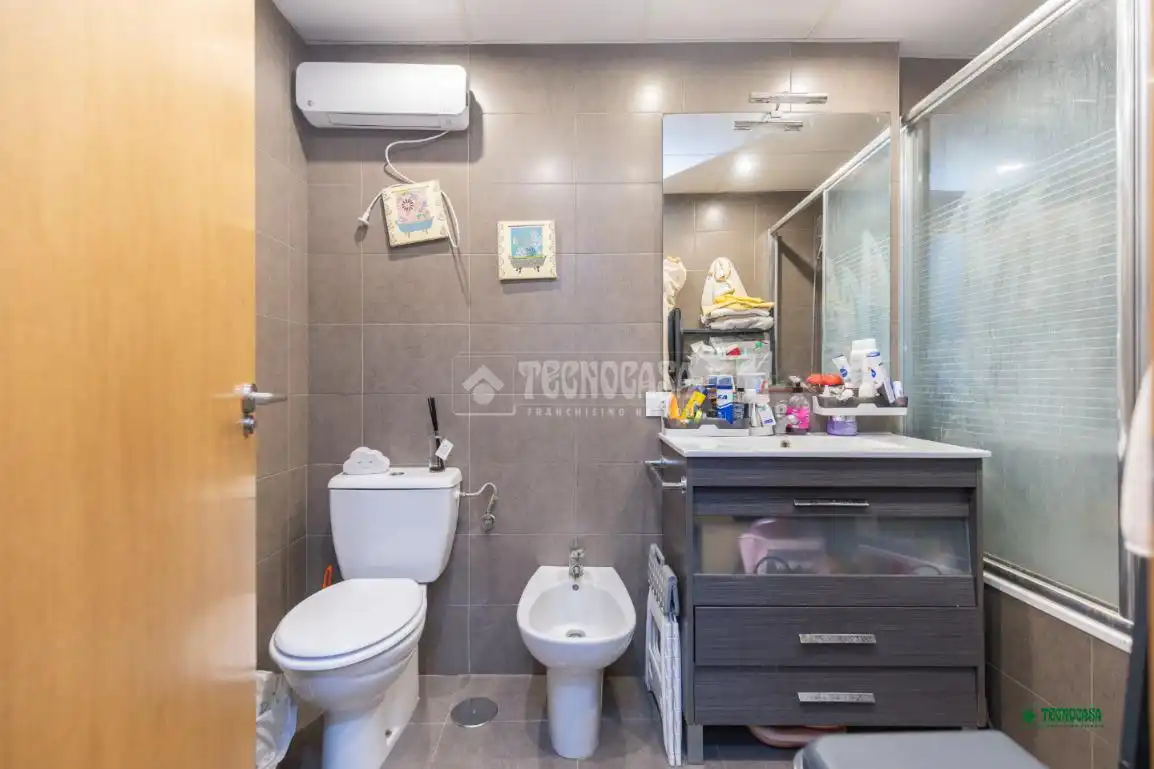 Badezimmer von Wohnung zum Verkauf in Almería mit Klimaanlage