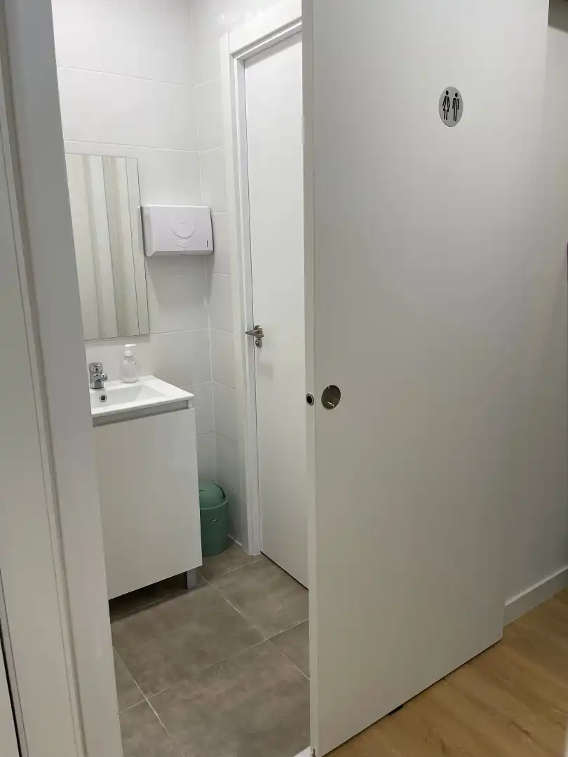 Bathroom of Commercial properties for sale in Alcorcón  with Air Conditioner and Alarm