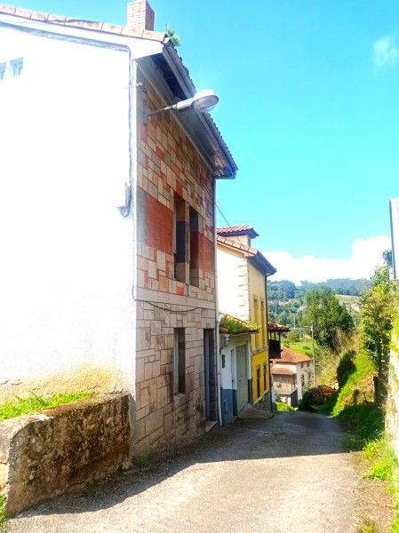 Vista exterior de Casa o xalet en venda en Pravia amb Jardí privat, Traster i Moblat