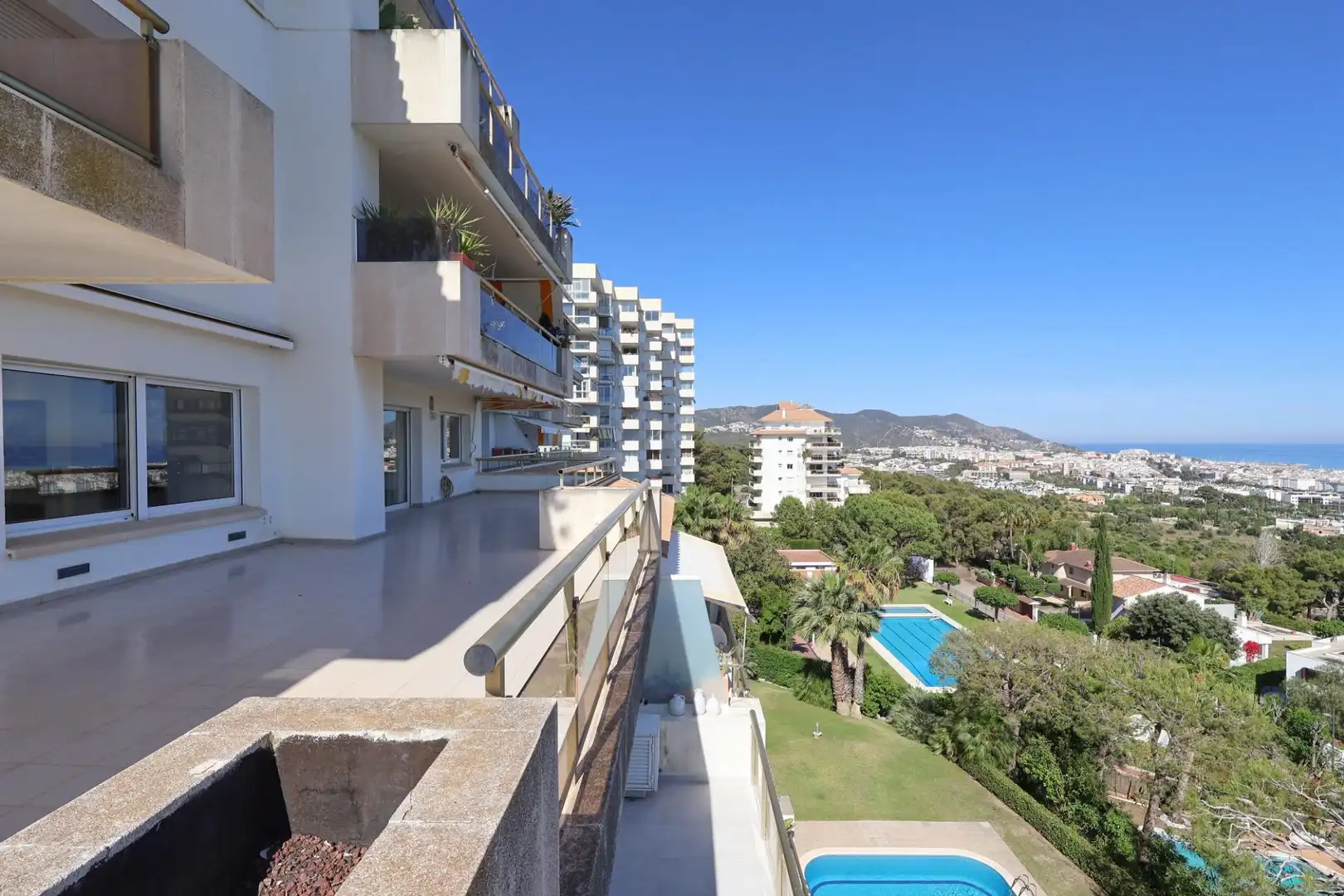 Vista exterior de Piso en venta en Sant Pere de Ribes con Calefacción, Terraza y Piscina comunitaria