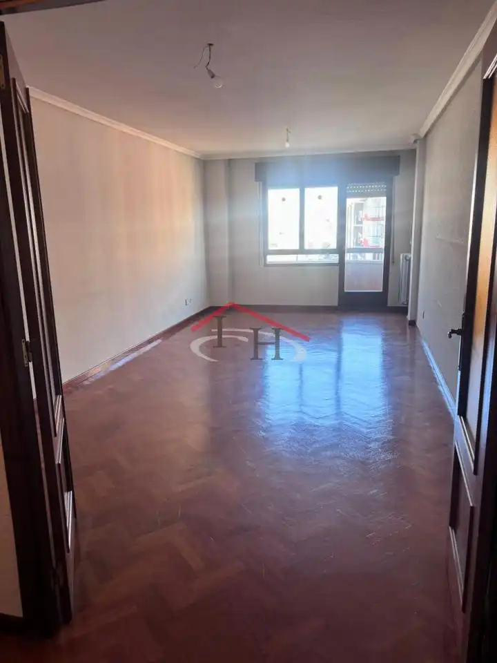 Sala d'estar de Pis en venda en León Capital  amb Calefacció, Terrassa i Traster