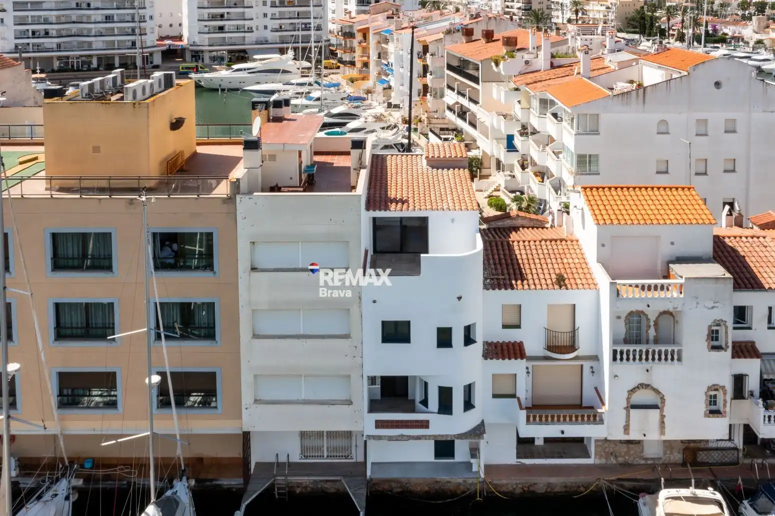 Vista exterior de Casa o xalet en venda en Empuriabrava amb Aire condicionat, Calefacció i Terrassa