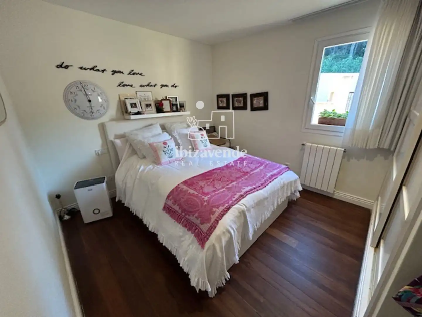 Schlafzimmer von Einfamilien-Reihenhaus zur Miete in Santa Eulària des Riu mit Klimaanlage, Heizung und Parkett