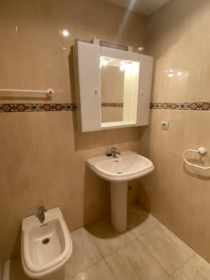 Baño de Piso de alquiler en Oviedo  con Calefacción, Parquet y Amueblado
