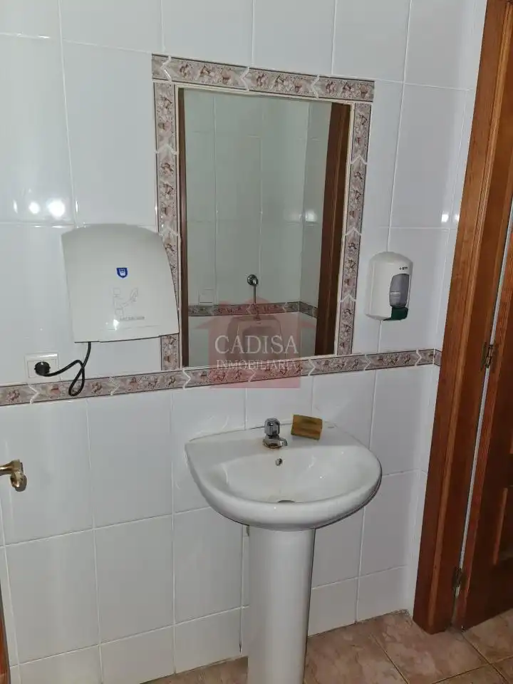 Baño de Local de alquiler en Salamanca con Aire acondicionado y Amueblado