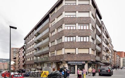 Vista exterior de Pis en venda en Basauri  amb Calefacció, Terrassa i Balcó