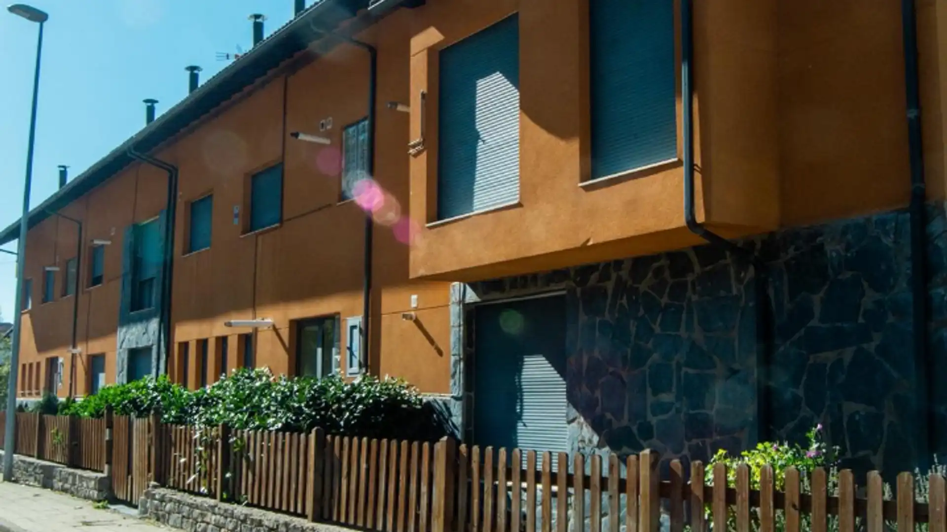 Vista exterior de Ático en venta en Puebla de Lillo con Calefacción, Parquet y Amueblado