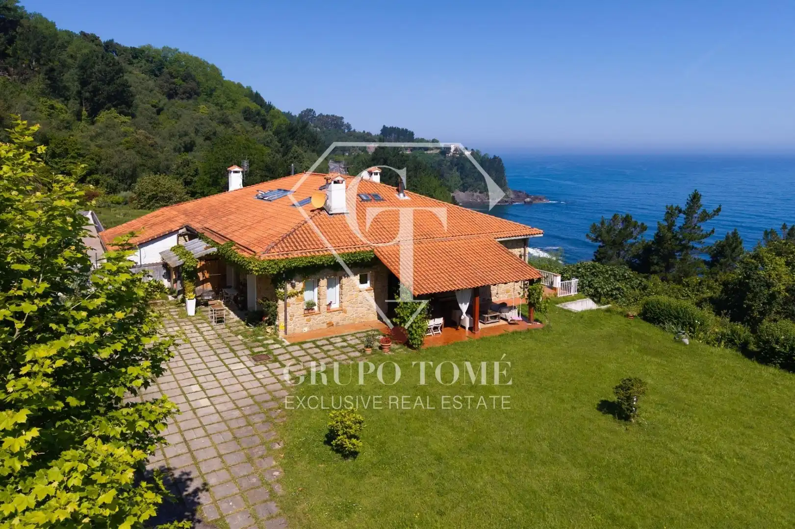 Garten von Einfamilien-Reihenhaus zum Verkauf in Mutriku mit Privatgarten, Terrasse und Möbliert