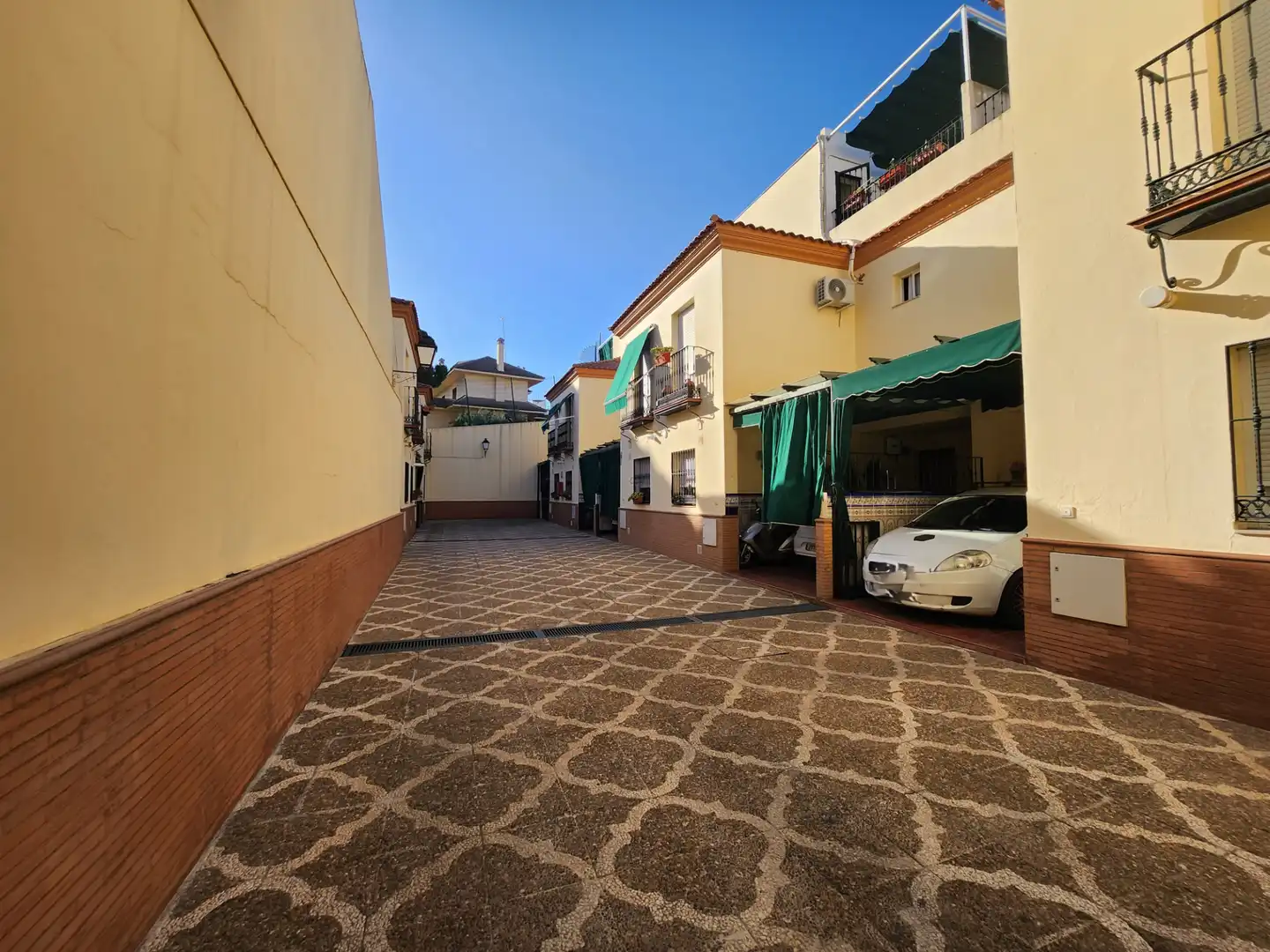 Außenansicht von Einfamilien-Reihenhaus zum Verkauf in Alcalá de Guadaira mit Klimaanlage, Terrasse und Abstellraum