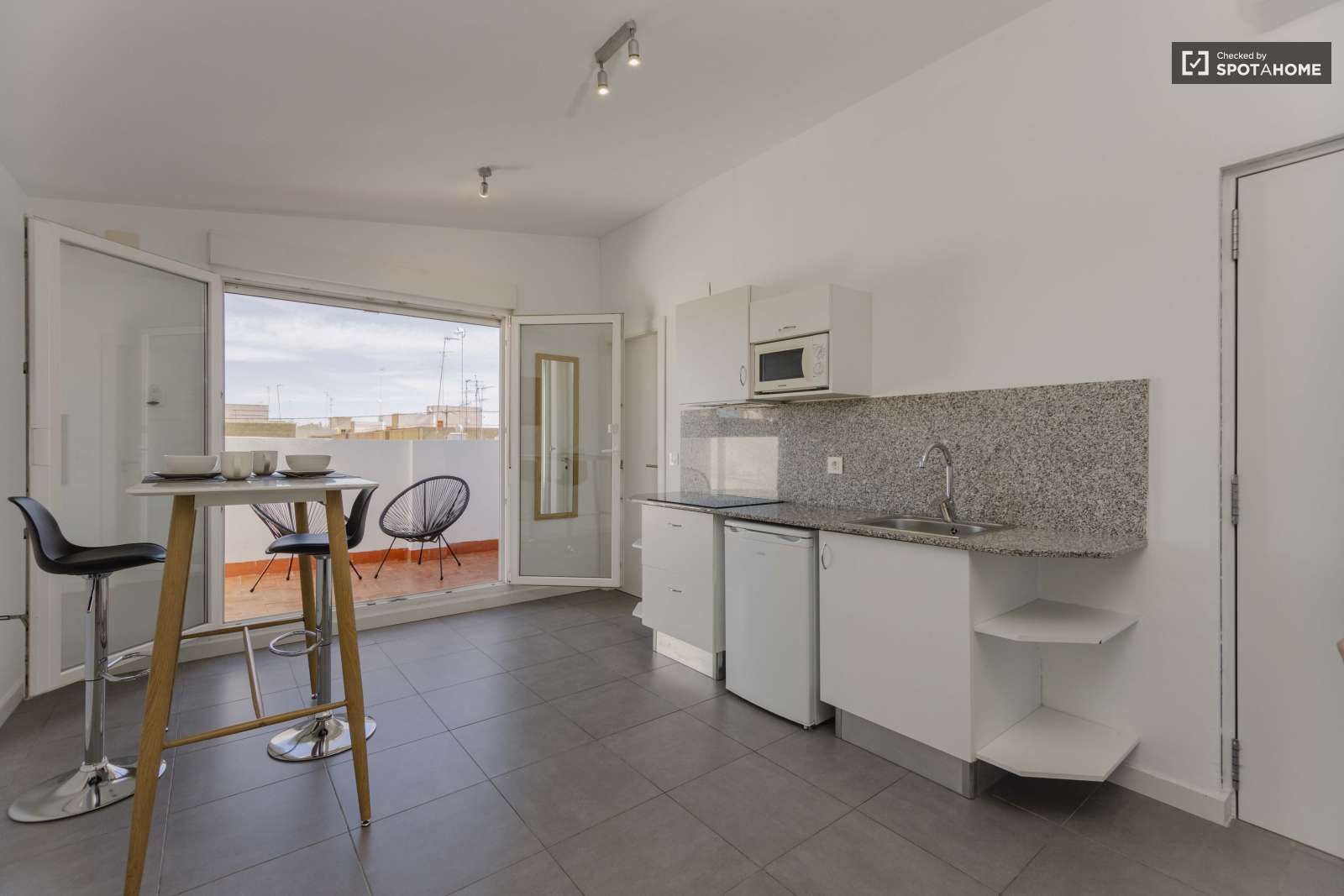 Kitchen of Study to share in  Valencia Capital  with Air Conditioner and Terrace
