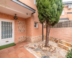 Vista exterior de Casa adosada en venda en Collado Villalba amb Calefacció, Jardí privat i Terrassa