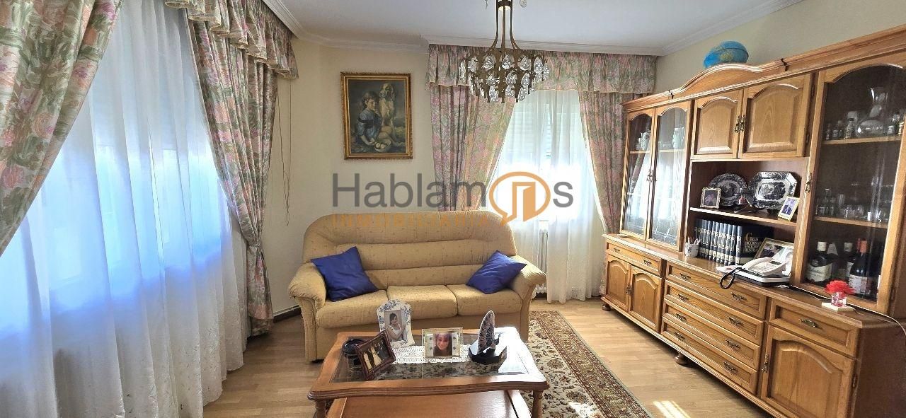 Sala d'estar de Casa o xalet en venda en Vilagarcía de Arousa amb Calefacció, Jardí privat i Terrassa