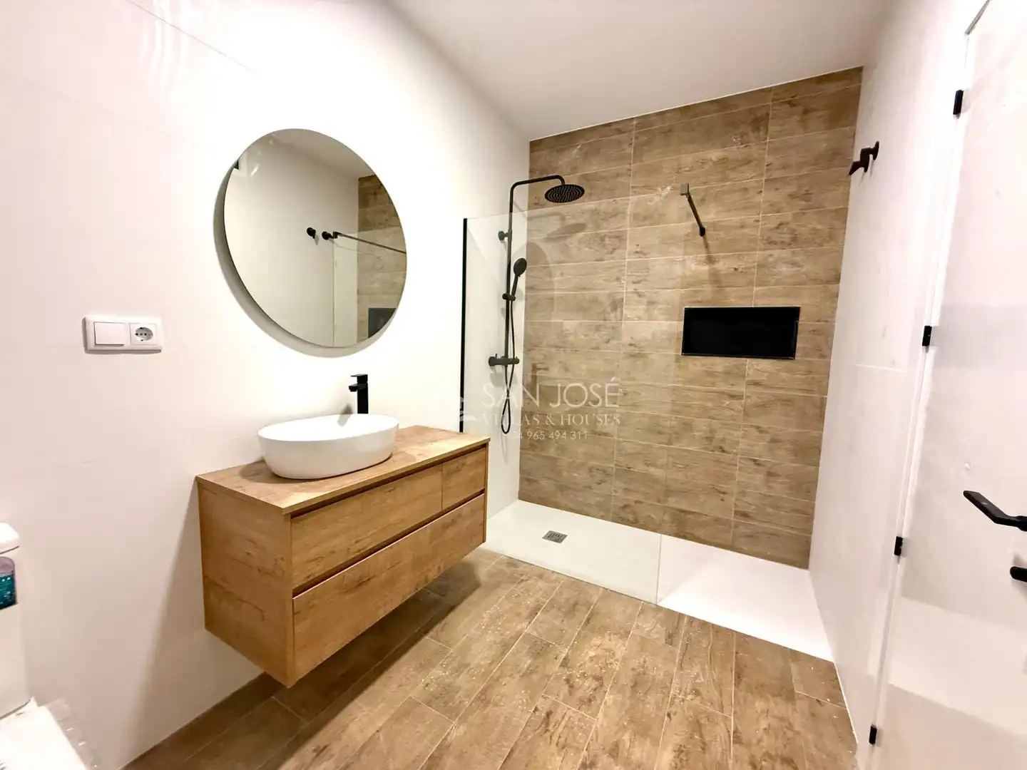 Badezimmer von Erdgeschoss zum Verkauf in Monforte del Cid mit Klimaanlage und Abstellraum