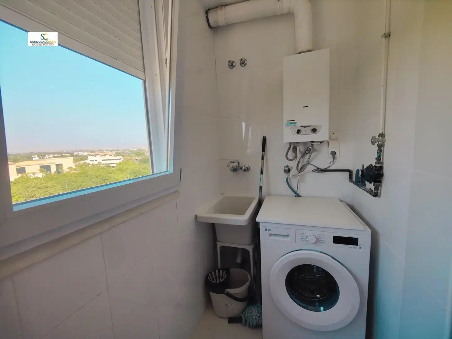 Baño de Piso de alquiler en Alicante / Alacant con Parquet y Piscina comunitaria