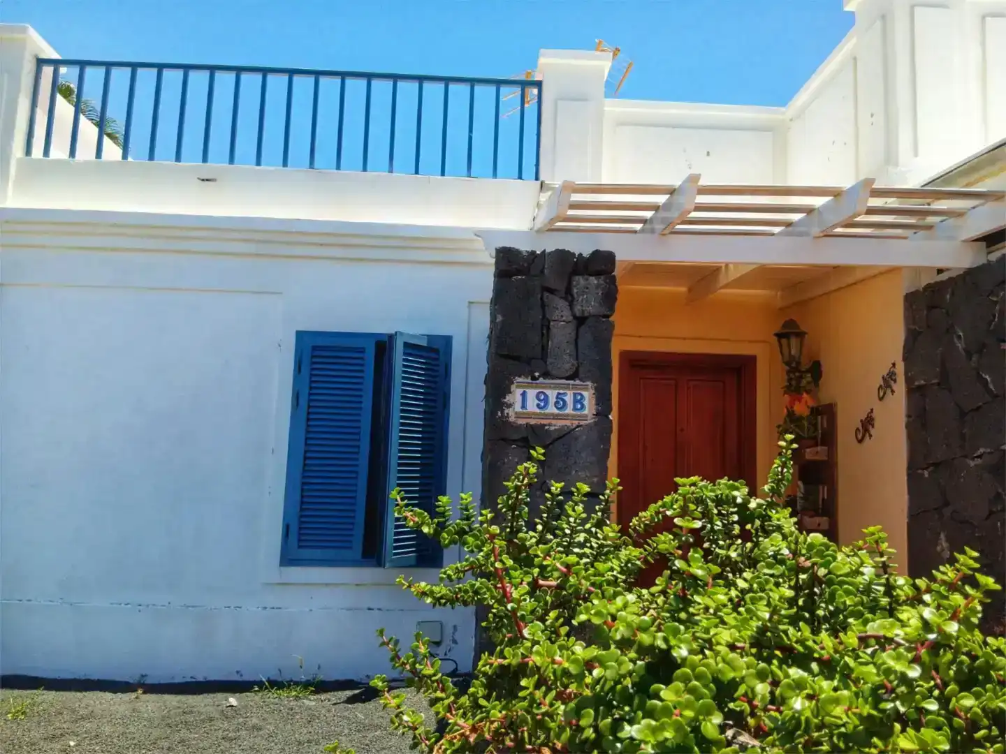 Vista exterior de Casa o xalet en venda en Yaiza amb Aire condicionat, Jardí privat i Traster