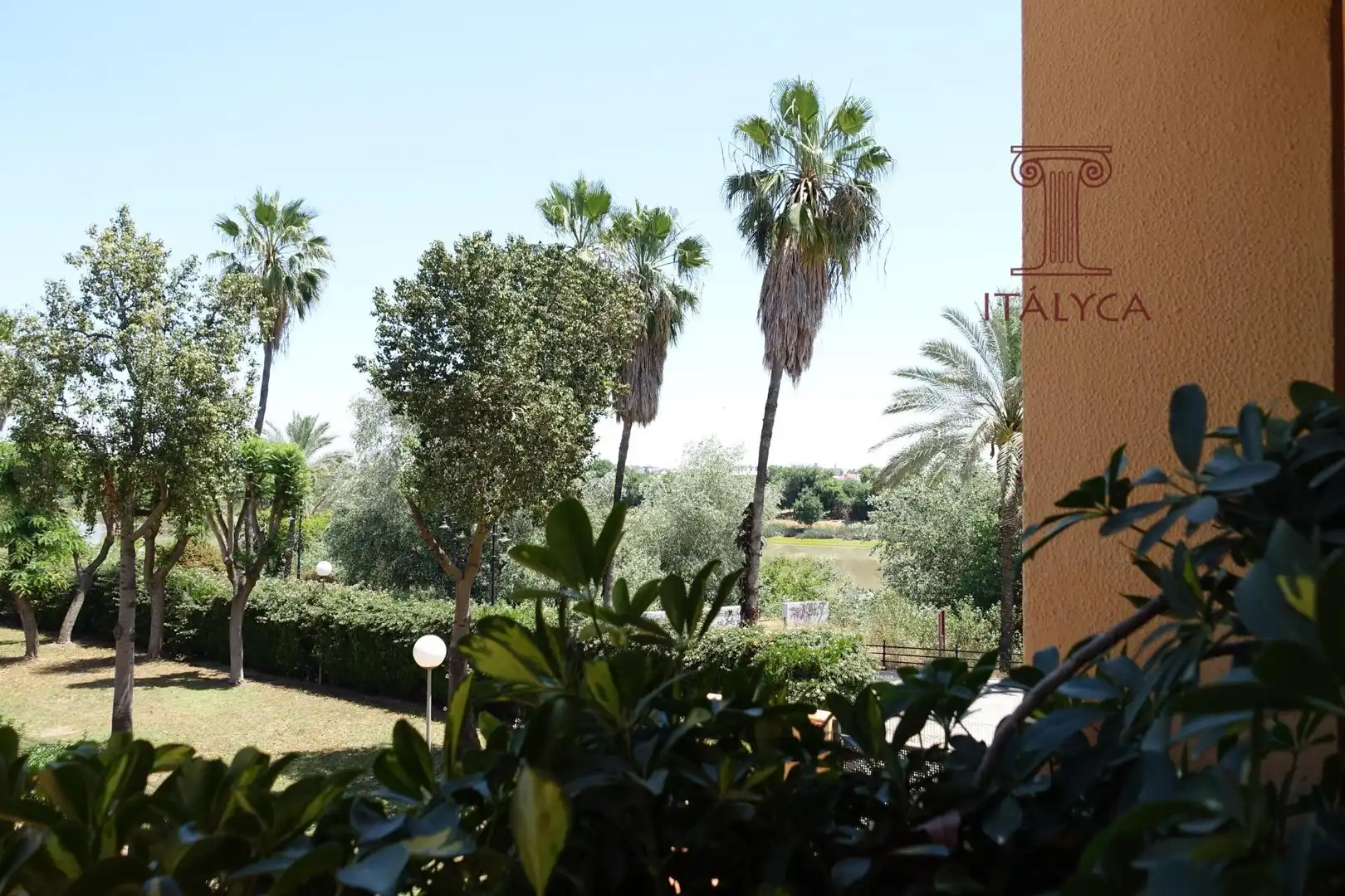 Garten von Einfamilien-Reihenhaus zum Verkauf in San Juan de Aznalfarache mit Klimaanlage, Heizung und Privatgarten