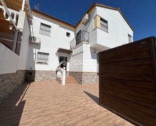 Vista exterior de Casa adosada en venda en Benacazón amb Aire condicionat, Piscina i Balcó