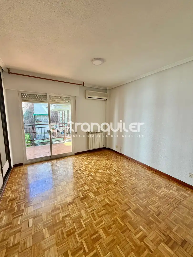 Schlafzimmer von Wohnung zur Miete in Madrid mit Klimaanlage, Parkett und Terrasse