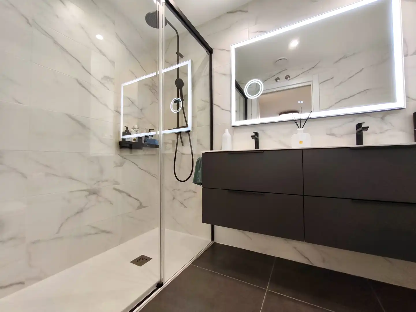 Badezimmer von Wohnung zum Verkauf in  Logroño mit Heizung, Privatgarten und Parkett