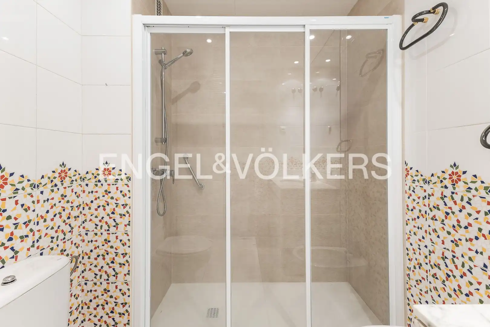 Bathroom of Flat for rent in Esplugues de Llobregat  with Air Conditioner, Heating and Parquet flooring