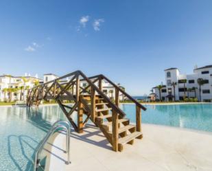 Piscina de Apartament en venda en Estepona amb Aire condicionat, Calefacció i Jardí privat