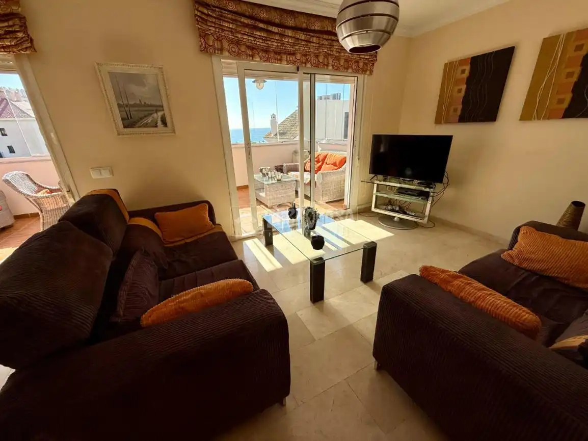 Sala d'estar de Casa o xalet en venda en Benalmádena amb Aire condicionat, Jardí privat i Terrassa