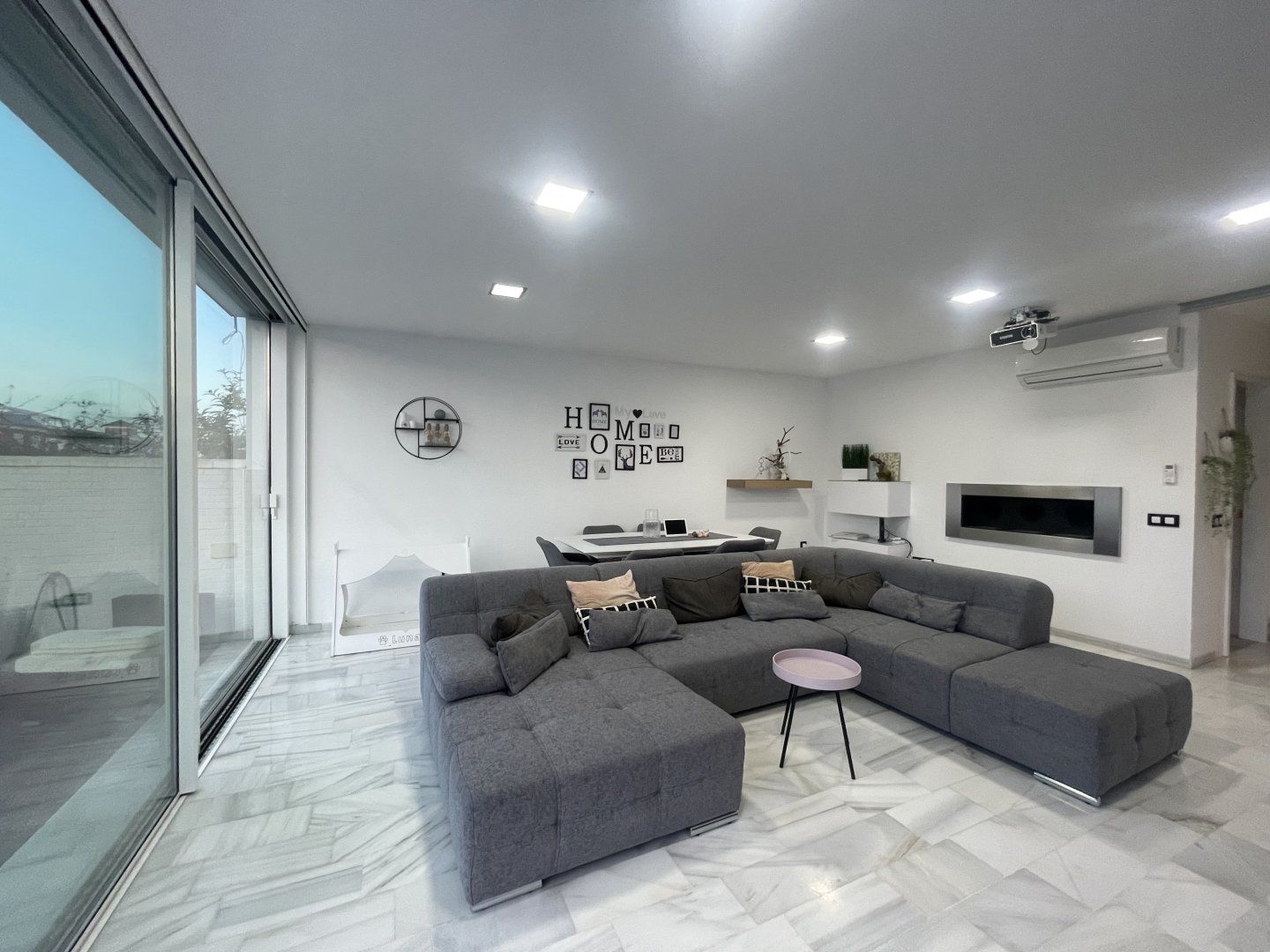 Sala d'estar de Casa adosada en venda en Huévar del Aljarafe amb Aire condicionat, Calefacció i Terrassa