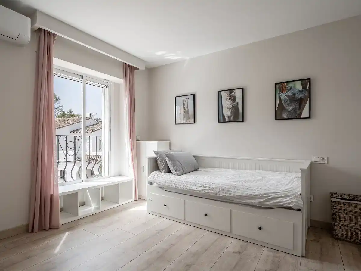 Schlafzimmer von Wohnung zur Miete in Marbella mit Klimaanlage, Privatgarten und Parkett