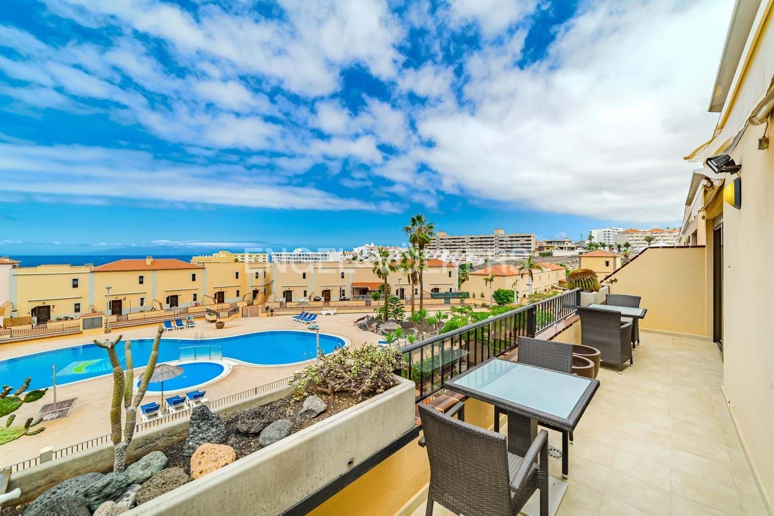 Vista exterior de Piso en venta en Adeje con Terraza, Piscina y Amueblado