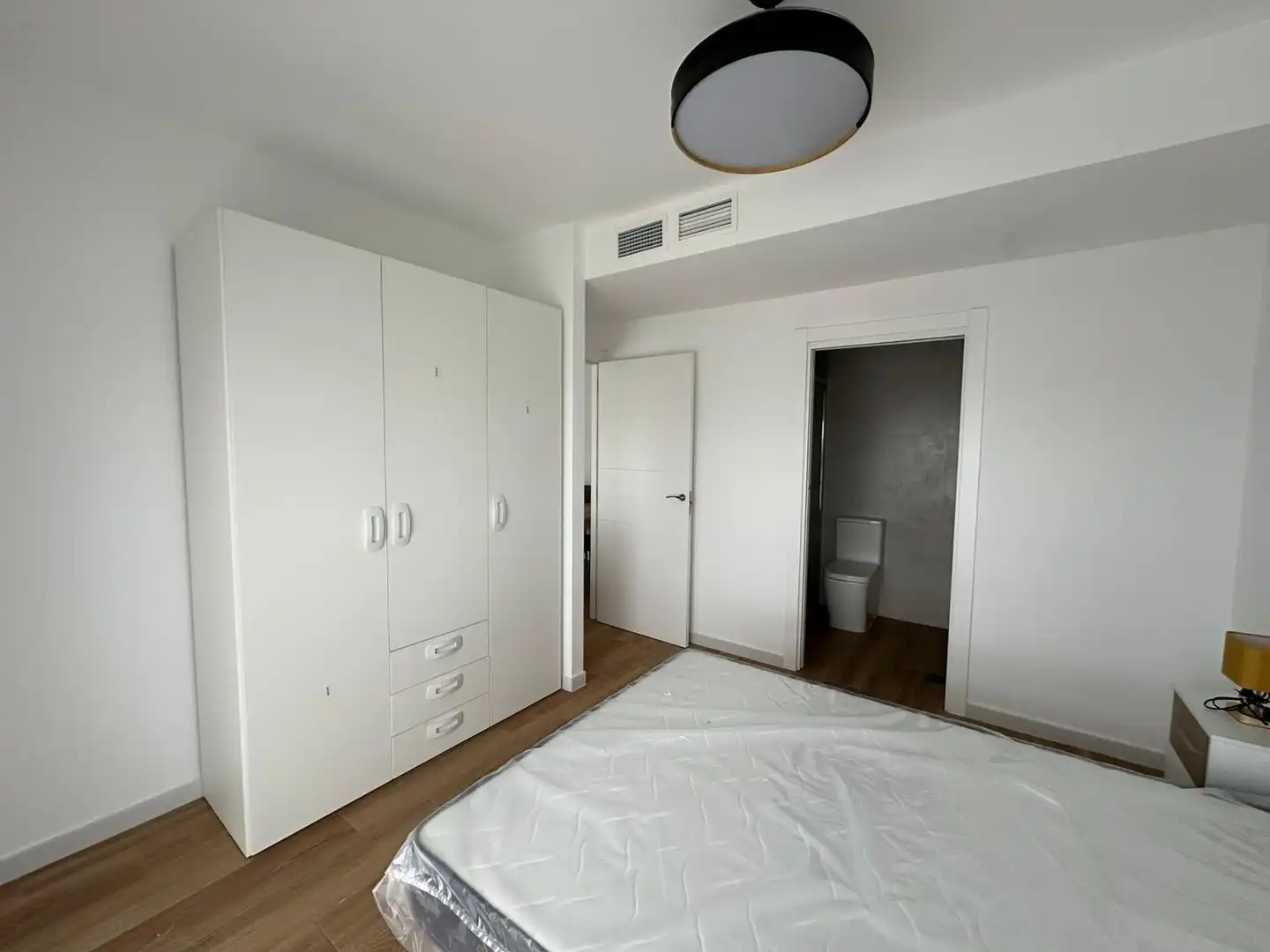 Dormitori de Apartament de lloguer en Badajoz amb Calefacció, Moblat i Balcó