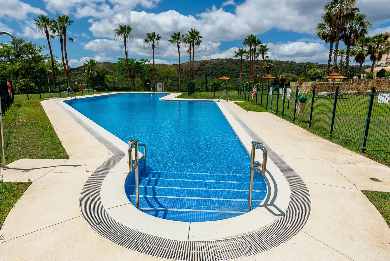 Schwimmbecken von Erdgeschoss zum Verkauf in Sotogrande mit Klimaanlage, Privatgarten und Terrasse