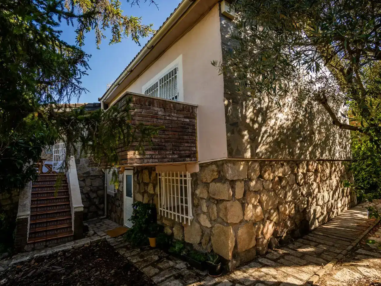 Vista exterior de Casa o xalet en venda en Navahondilla amb Aire condicionat, Piscina i Balcó