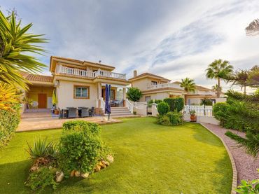 Chalet con piscina en venta en Residencial Oporto - Los Dolses - Villamartín
