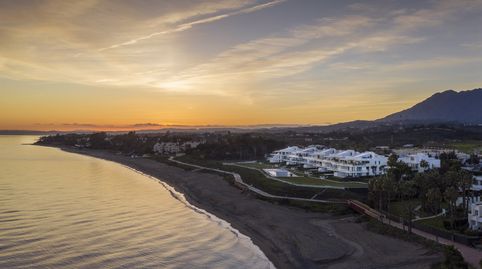 ¡Descubre el lujo en la Nueva Milla de Oro, Estepona!   Este espectacular apartamento en primera planta, construido en 2019, ofrec