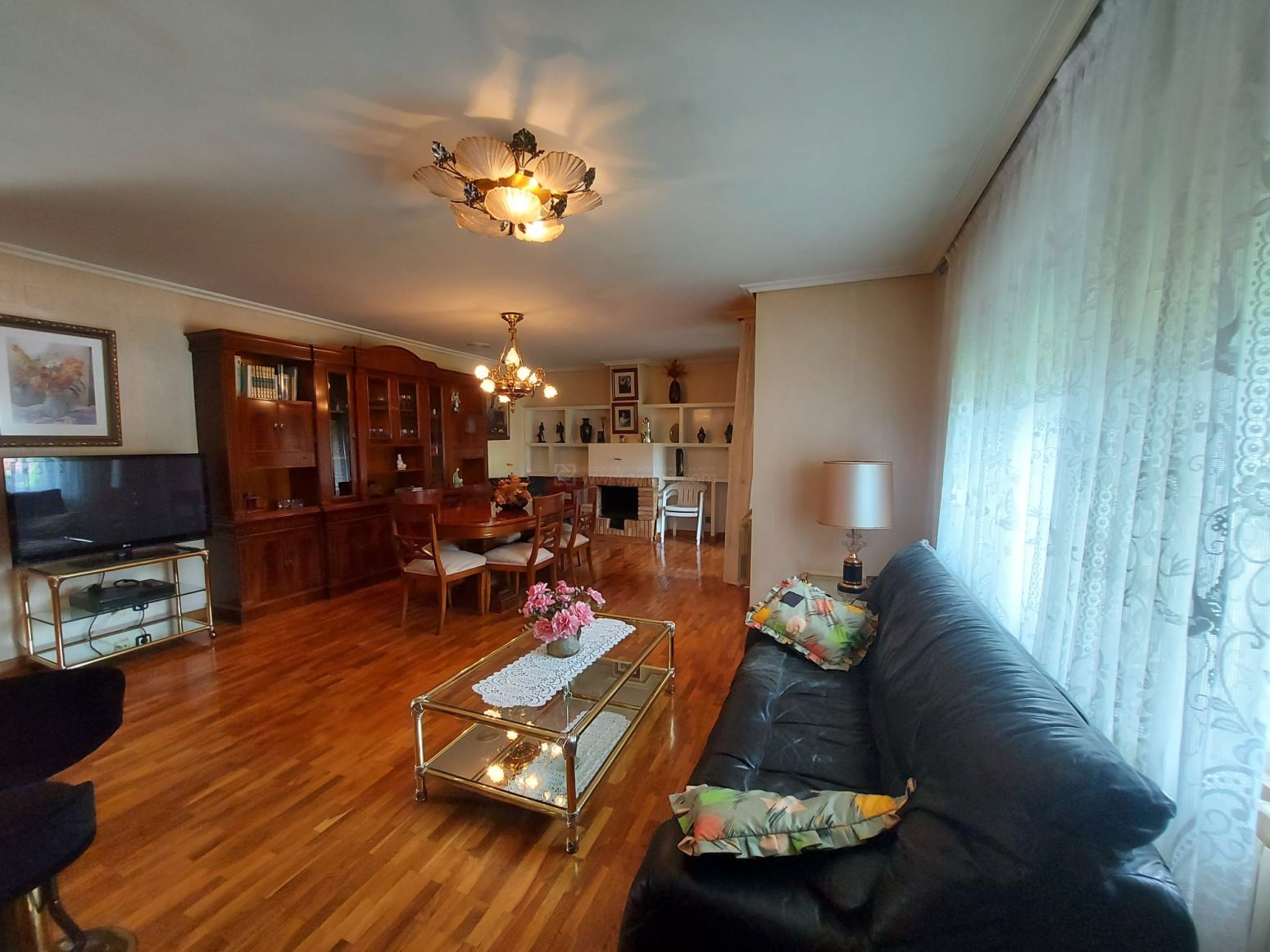 Sala d'estar de Casa o xalet en venda en  Logroño amb Calefacció, Parquet i Terrassa