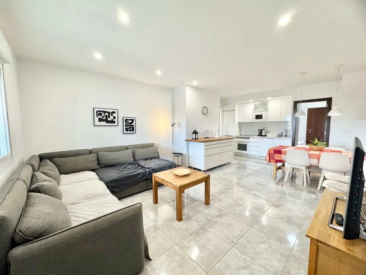 Sala d'estar de Casa o xalet de lloguer en Torrevieja amb Aire condicionat, Piscina i Moblat