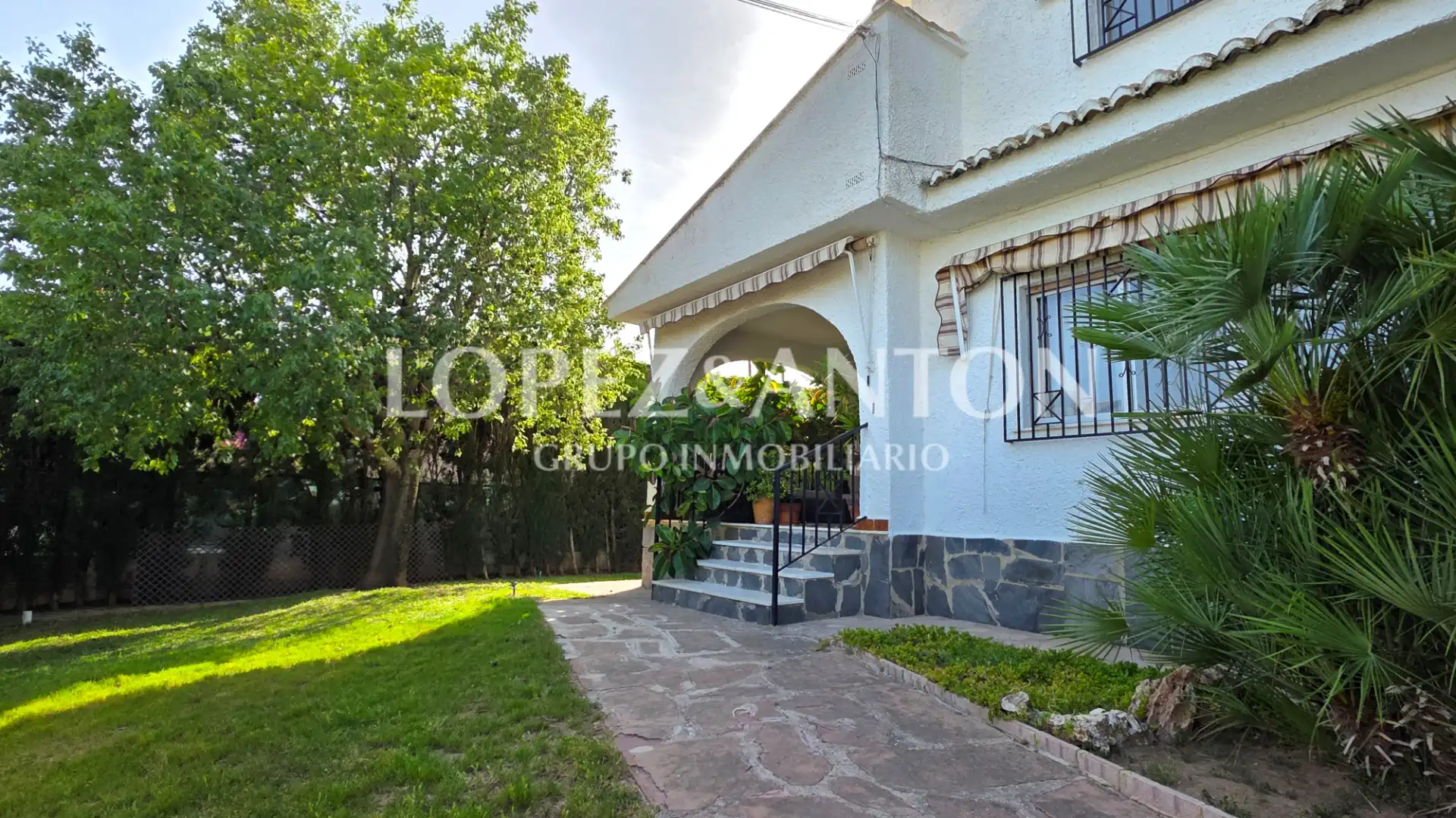 Exterior view of Houses for sale in L'Eliana  with Air Conditioner, Private garden and Terrace