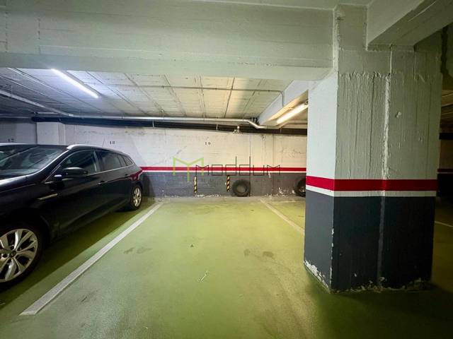 Garaje en Alquiler en Montero Ríos en Ensanche - Sar